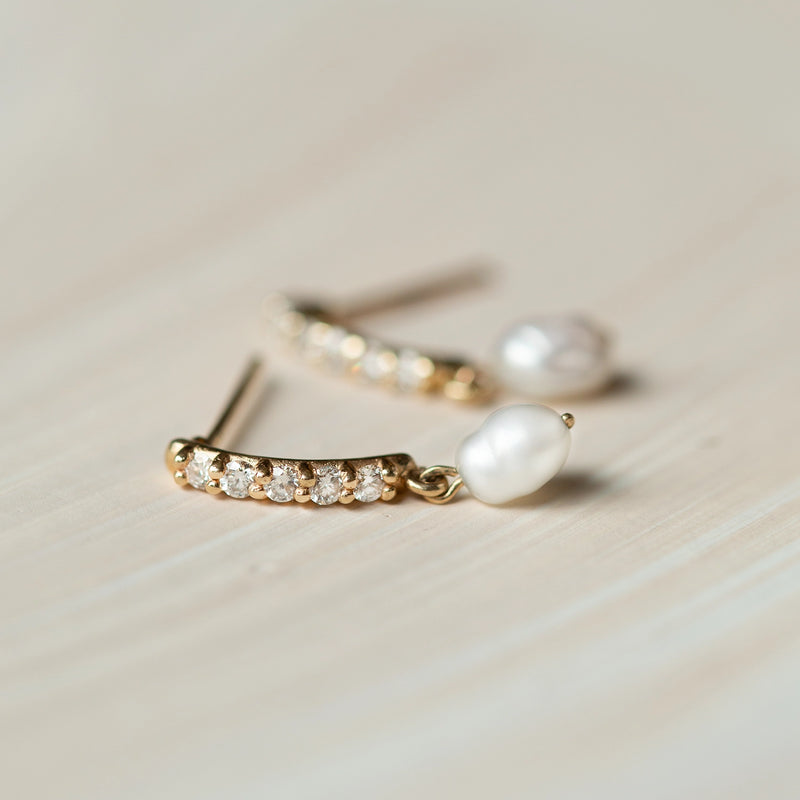 inner light diamond pearl earring - 14k yellow gold
